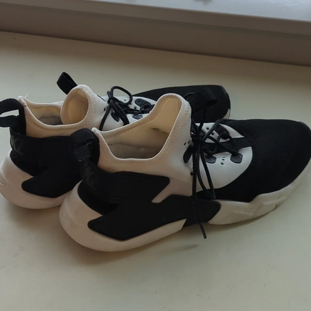 Nike Air‎ Huarache Black & White Youth Athletic Shoes Size 6